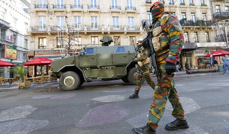Militär in Brüssel: Soldaten patrouillieren durch die Innenstadt...