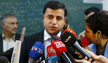 Selahattin Demirtas vor der Stimmabgabe bei den Parlamentswahlen...