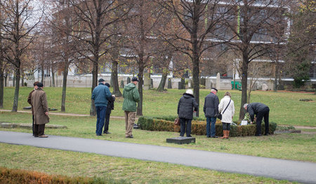 Unscheinbar in Zivilkleidung: Kranzniederlegung für Werner Mölde... Unscheinbar in Zivilkleidung: Kranzniederlegung für Werner Mölde...