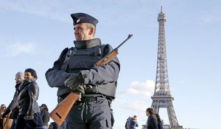 Eine Stadt im Ausnahmezustand: Polizist vor dem Eiffelturm in Pa...