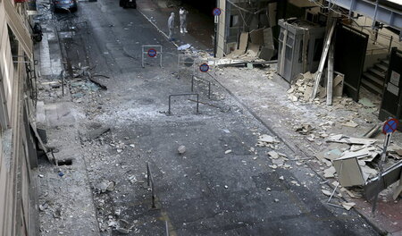 Scherben und Trümmer auf der Straße vor dem Gebäude des Unterneh... Scherben und Trümmer auf der Straße vor dem Gebäude des Unterneh...