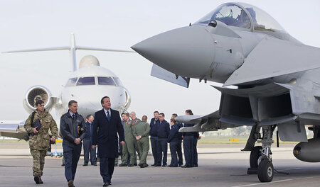 Bewunderer von Kriegsgerät: Der britische Premierminister David ... Bewunderer von Kriegsgerät: Der britische Premierminister David ...