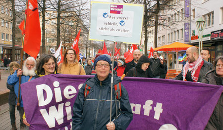 »Wer zuerst schießt, stirbt als zweiter«: Demo gegen NATO-Kriegs...