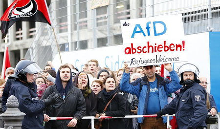 Kein Platz für Rassisten: Gegenprotest während eines Aufmarschs ...