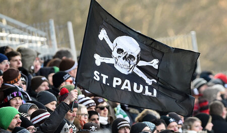Den Reibach mit dem Totenkopf macht der FC St. Pauli künftig sel...