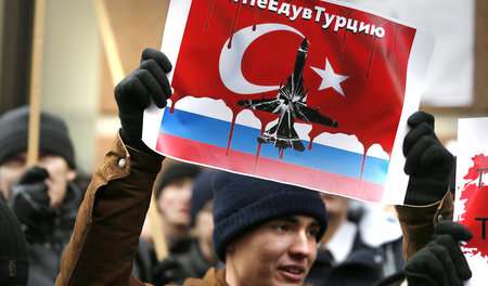 Ernste Konsequenzen: Demonstration vor der türkischen Botschaft ...