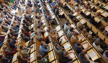 Kaum Luft zum lernen: Hörsaal am Campus Koblenz der Universität ...