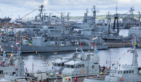 Es ist genug für viele Kriege da: Basis der Bundesmarine in Kiel...