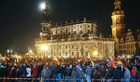 Anhänger der rechten Pegida-Bewegung  bei ihrem »Montagsspazierg...