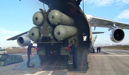 Gefürchtete Waffe: Eine Flugabwehrbatterie vom Typ S-400 wird au...