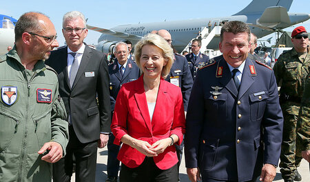 Frontkommando: Verteidigungsministerin Ursula von der Leyen (CDU...