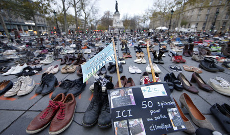 Schuhe statt Demonstranten: Stummer Ersatz für die verbotene Kun...