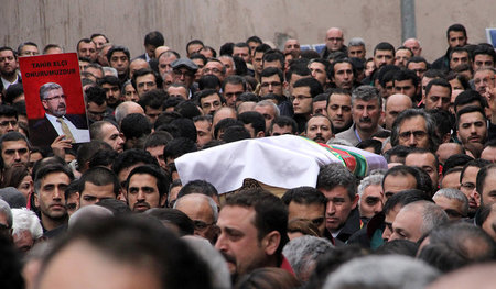 Beisetzung des Menschenrechtsanwaltes Tahir Elci am Sonntag in D...