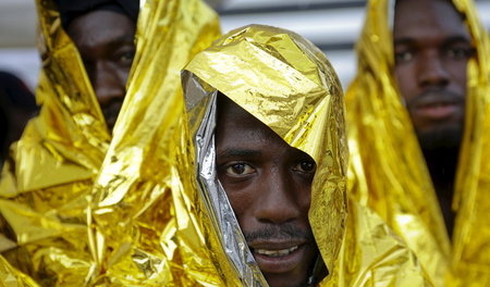 Gerettet! Gerettet? Einer von 300 Flüchtlingen, deren Boote am 4...