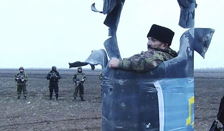 Ein Teilnehmer der antirussischen Proteste in der Ukraine posier... Ein Teilnehmer der antirussischen Proteste in der Ukraine posier...