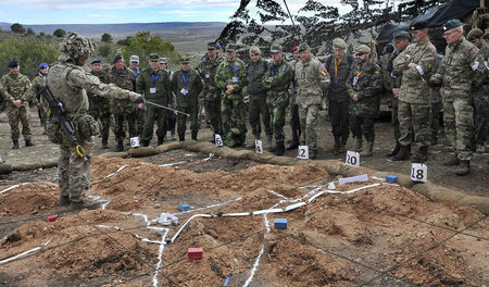 Krieg im Sandkastenformat: ein britischer Offizier bei der Unter... Krieg im Sandkastenformat: ein britischer Offizier bei der Unter...