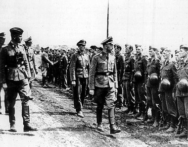 Heinrich Himmler bei einem Besuch der Waffen-SS-Division »Wiking...