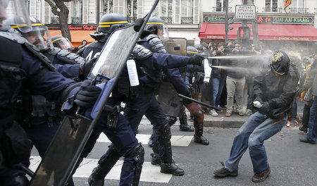 Die französische Polizei ging am Sonntag brutal gegen Umweltschü... Die französische Polizei ging am Sonntag brutal gegen Umweltschü...