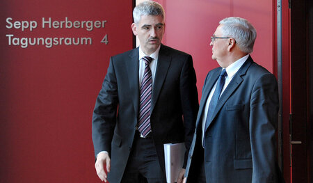 Ob er nochmal zurückkommt? Der bisherige DFB-Vizegeneralsekretär... Ob er nochmal zurückkommt? Der bisherige DFB-Vizegeneralsekretär...