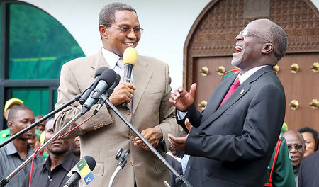 Beliebter Aufräumer: Der tansanische Präsident John Magufuli (re... Beliebter Aufräumer: Der tansanische Präsident John Magufuli (re...