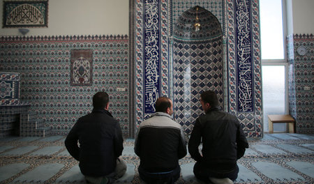 Die »türkisch-islamische Synthese« als Ziel: Betende in der Diti... Die »türkisch-islamische Synthese« als Ziel: Betende in der Diti...