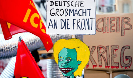 Deutschland wird derzeit in 13 Ländern »verteidigt«. Proteste ge...