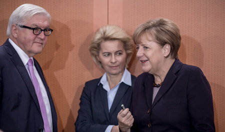 Dienstag morgen, 8.30 Uhr, tagte das Kriegskabinett, im Bild Kan... Dienstag morgen, 8.30 Uhr, tagte das Kriegskabinett, im Bild Kan...