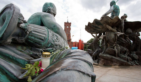 Eine Kerze zum Andenken: Am Berliner Neptunbrunnen wurde ein 31j... Eine Kerze zum Andenken: Am Berliner Neptunbrunnen wurde ein 31j...