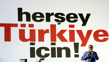 »Alles für die Türkei!« – Regierungschef Erdogan (AKP) auf große... »Alles für die Türkei!« – Regierungschef Erdogan (AKP) auf große...