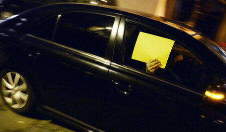 Und weg ist er. Eine Person in einem Polizeiwagen, am Donnerstag...