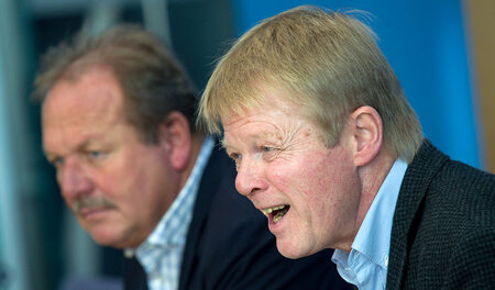 Die Vorsitzenden von ver.di, Frank Bsirske (l.), und DGB, Reiner...