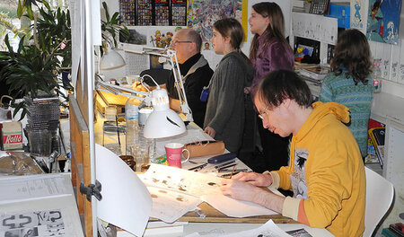 Schulstoff im Zeichneratelier; unten das erste Titelbild mit den... Schulstoff im Zeichneratelier; unten das erste Titelbild mit den...