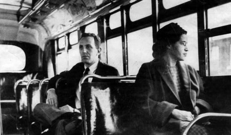 Rosa Parks in einem Bus der Stadt Montgomery. Am 1. Dezember 195... Rosa Parks in einem Bus der Stadt Montgomery. Am 1. Dezember 195...