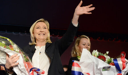 Die Blumen sind nicht rassistisch: Wahlkampfveranstaltung des Fr... Die Blumen sind nicht rassistisch: Wahlkampfveranstaltung des Fr...