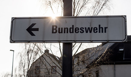 Köln, 7. Januar: Wegweiser zum Militärflughafen Köln-Wahn Köln, 7. Januar: Wegweiser zum Militärflughafen Köln-Wahn