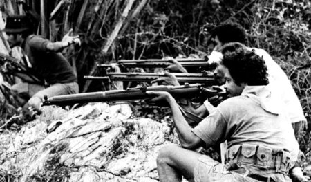 Indonesische Söldner im Dezember 1975 auf dem Vormarsch in Ostti...