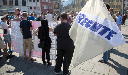 Neonazis haben in Thüringen regen Zulauf: Kundgebung der Partei ... Neonazis haben in Thüringen regen Zulauf: Kundgebung der Partei ...