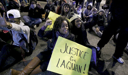 Demonstranten fordern »Gerechtigkeit für Laquan« (Chicago, 25.11... Demonstranten fordern »Gerechtigkeit für Laquan« (Chicago, 25.11...