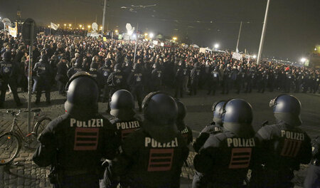 Proteste gegen den Jahrestag von Pegida am 19. Oktober in Dresde... Proteste gegen den Jahrestag von Pegida am 19. Oktober in Dresde...