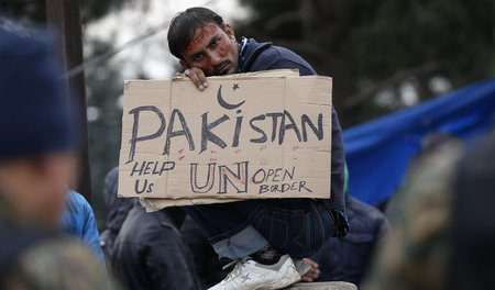 Im Niemandsland gefangen: Ein pakistanischer Flüchtlinge wartet ...