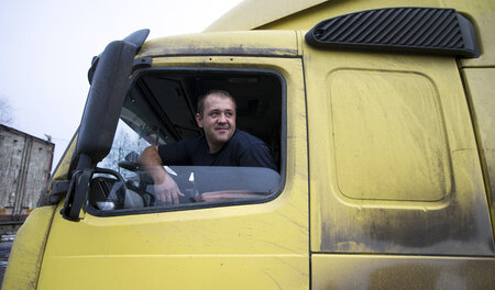 Selbstverordnete Ruhezeit: Ein protestierender Trucker auf einem... Selbstverordnete Ruhezeit: Ein protestierender Trucker auf einem...