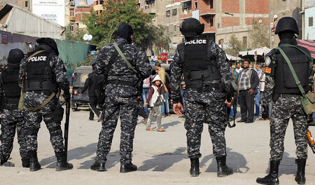 Gefürchtete Schlägertruppe: Polizisten in Kairo schirmen eine De... Gefürchtete Schlägertruppe: Polizisten in Kairo schirmen eine De...