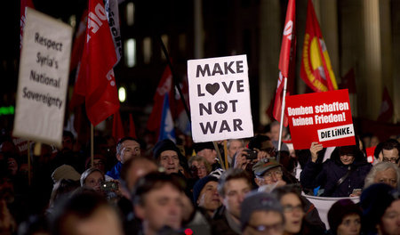 Friedensdemonstration am 3. Dezember in Berlin: 3.000 Menschen g... Friedensdemonstration am 3. Dezember in Berlin: 3.000 Menschen g...