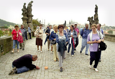 Auch auf dem Touristenmagnet Prager Karlsbrücke ist das wachsend...