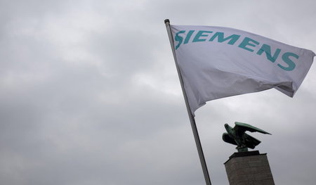 Siemens-Flagge weht anlässlich der Bilanzpressekonferenz des Kon...