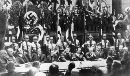 Martin Heidegger – hier (siehe Kreuz) auf einer Wahlkundgebung 1...
