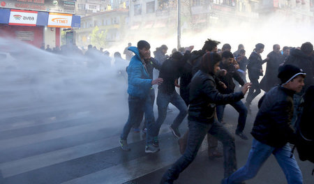 Die Polizei attackiert eine Demonstration gegen die Ausgangssper...