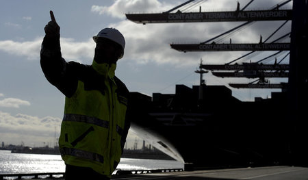 Arbeiter im Hamburger Containerhafen Altenwerder