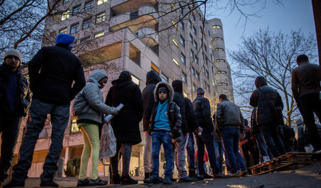 Nachts müssen Flüchtlinge vor dem Berliner LaGeSo auf dem Bürger...
