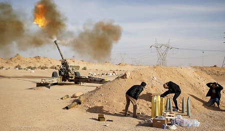 Kämpfer der Fadschr Libiya nehmen bei Sirte Stellungen des IS un...